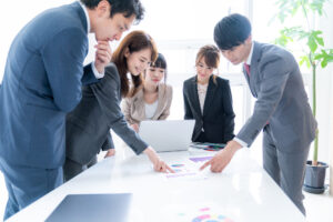 会議をする社員たち