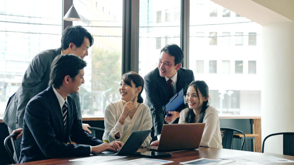 ラフなコミュニケーションを交わす社員