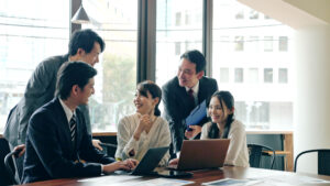 ラフなコミュニケーションを交わす社員