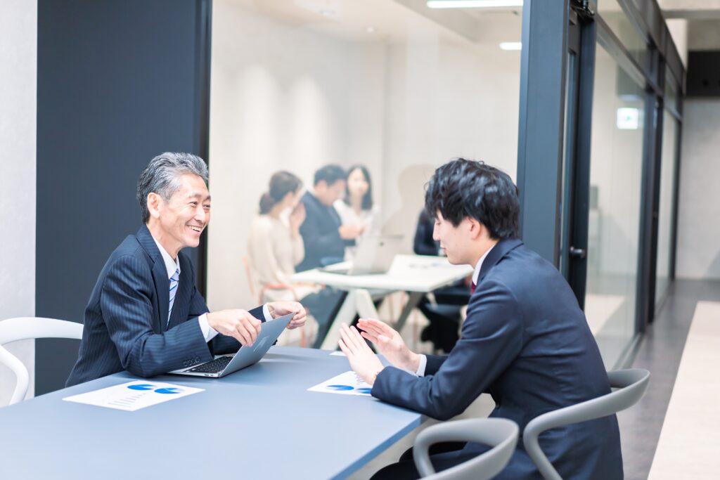にこやかに話し合う上司と部下の画像