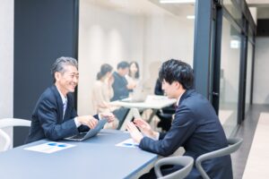 にこやかに話し合う上司と部下の画像
